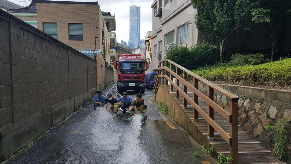 <p>10일 부산지역에 200mm가 넘는 집중호우가 발생해 해군작전사령부 기지방호전대 소속 장병들이 긴급 대민 복구작업을 진행했다. 침수피해를 입은 부대 인근 민가에 장병들이 투입되어 양수기, 소방차를 활용한 지원과 함께 공간상 어려운 곳은 직접 양동이를 나르며 배수작업을 지원했다.</p>