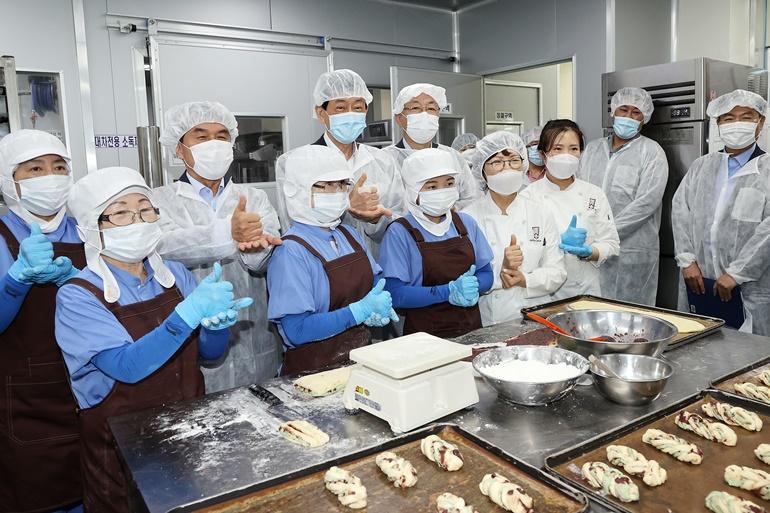 진영 장관이 15일 오전 전북 완주에 소재한 마을기업 ‘마더쿠키’를 방문하여 직원들을 격려하며 제과·제빵 제조 사업장을 둘러보고 있다. 