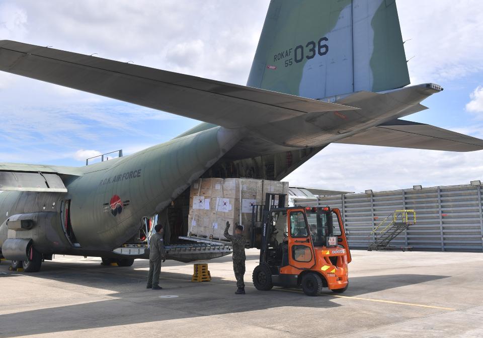 <p>정부는 코로나19로 어려움을 겪는 해외 국가에 군 수송기편으로 마스크를 지원하고 있다. <br>
 <br>
 7월 16일 총 40만 장의 KF-94 마스크를 실은 공군 C-130 수송기가 필리핀과 동티모르를 향해 출발했다. 두 국가에 마스크를 20만 장씩 전달할 예정이다. 동티모르에 지원하는 마스크 20만 장은 현지 의료진에게 전달될 예정이다.<br>
 <br>코로나19의 세계적 확산 대응을 위해 정부는 방역물자를 지원해 오고 있으며, 이의 일환으로 국방부는 지난 5월 22개국 유엔참전용사 대상 100만 장의 마스크를 6월 한빛부대 진교대시 남수단으로 한국산 진단키트 1만 개와 마스크 2만 장을 전한 바 있다. </p>