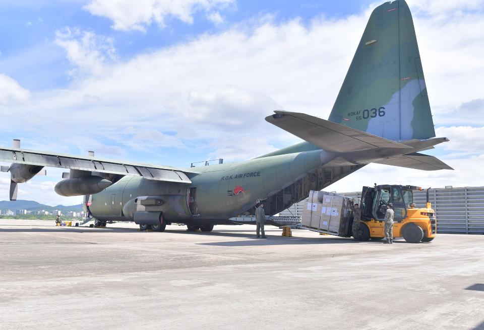 <p>정부는 코로나19로 어려움을 겪는 해외 국가에 군 수송기편으로 마스크를 지원하고 있다. <br>
 <br>
 7월 16일 총 40만 장의 KF-94 마스크를 실은 공군 C-130 수송기가 필리핀과 동티모르를 향해 출발했다. 두 국가에 마스크를 20만 장씩 전달할 예정이다. 동티모르에 지원하는 마스크 20만 장은 현지 의료진에게 전달될 예정이다.<br>
 <br>코로나19의 세계적 확산 대응을 위해 정부는 방역물자를 지원해 오고 있으며, 이의 일환으로 국방부는 지난 5월 22개국 유엔참전용사 대상 100만 장의 마스크를 6월 한빛부대 진교대시 남수단으로 한국산 진단키트 1만 개와 마스크 2만 장을 전한 바 있다. </p>
