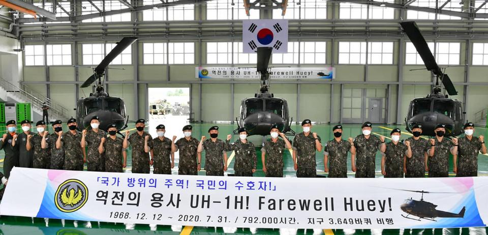 <p>79만 2천시간, 1억 4천 6백만km를 비행한 육군항공의 주 기동전력 UH-1H가 52년 근무를 마치고 27일 17항공단 203항공대대에서 고별비행을 하고 퇴역했다. <br>
<br>
1968년 제21기동항공중대 창설 이후, UH-1H는 다양한 훈련과 작전에 투입되었으며, 태풍 셀마, 매미, 강원 고성 산불 등 재해시 구조·의료지원·산불진화 등을 수행해 왔다. UH-1H 헬기의 후임은 ‘수리온’ 헬기가 대체하게 된다.<br></p>