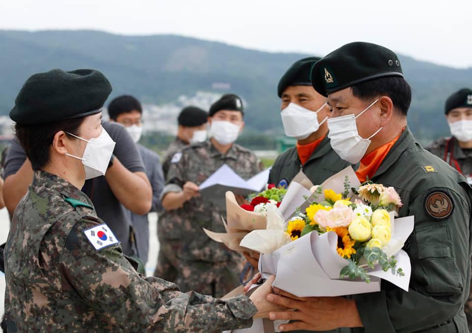 <p>79만 2천시간, 1억 4천 6백만km를 비행한 육군항공의 주 기동전력 UH-1H가 52년 근무를 마치고 27일 17항공단 203항공대대에서 고별비행을 하고 퇴역했다. <br>
<br>
1968년 제21기동항공중대 창설 이후, UH-1H는 다양한 훈련과 작전에 투입되었으며, 태풍 셀마, 매미, 강원 고성 산불 등 재해시 구조·의료지원·산불진화 등을 수행해 왔다. UH-1H 헬기의 후임은 ‘수리온’ 헬기가 대체하게 된다.<br></p>