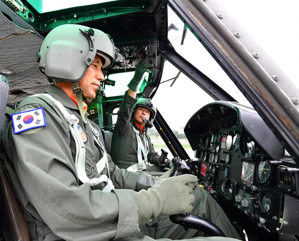 <p>79만 2천시간, 1억 4천 6백만km를 비행한 육군항공의 주 기동전력 UH-1H가 52년 근무를 마치고 27일 17항공단 203항공대대에서 고별비행을 하고 퇴역했다. <br>
<br>
1968년 제21기동항공중대 창설 이후, UH-1H는 다양한 훈련과 작전에 투입되었으며, 태풍 셀마, 매미, 강원 고성 산불 등 재해시 구조·의료지원·산불진화 등을 수행해 왔다. UH-1H 헬기의 후임은 ‘수리온’ 헬기가 대체하게 된다.<br></p>