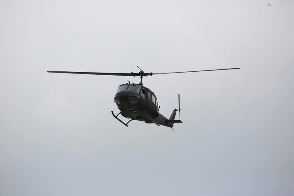 <p>79만 2천시간, 1억 4천 6백만km를 비행한 육군항공의 주 기동전력 UH-1H가 52년 근무를 마치고 27일 17항공단 203항공대대에서 고별비행을 하고 퇴역했다. <br>
<br>
1968년 제21기동항공중대 창설 이후, UH-1H는 다양한 훈련과 작전에 투입되었으며, 태풍 셀마, 매미, 강원 고성 산불 등 재해시 구조·의료지원·산불진화 등을 수행해 왔다. UH-1H 헬기의 후임은 ‘수리온’ 헬기가 대체하게 된다.<br></p>