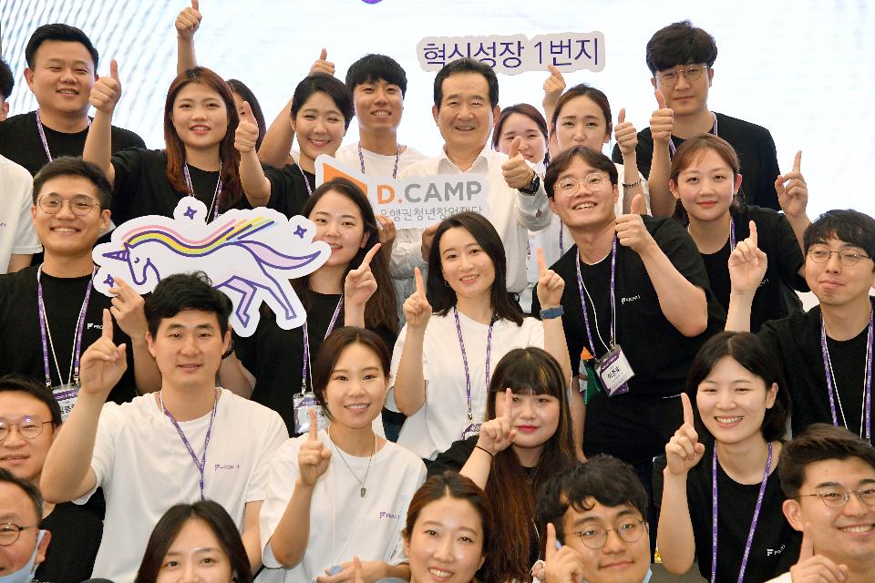 <p>정세균 국무총리가 30일 마포구 프론트1에서 혁신·창업기업을 지원하기 위한 종합창업지원공간(프론트1) 개관식에 참석, 축사 및 참석자들과 기념촬영을 하고 있다.<br></p>