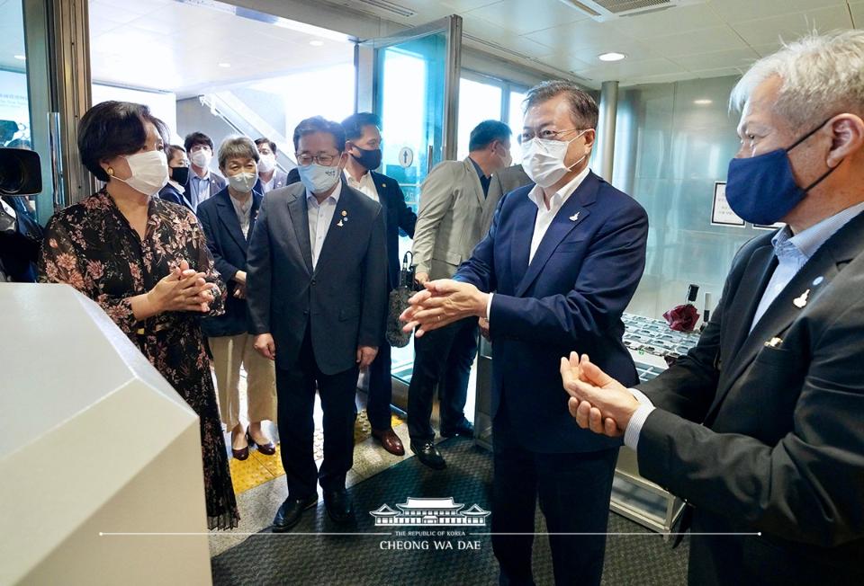 문재인 대통령이 30일 오후 서울 용산구 국립중앙박물관에서 ‘새 보물 납시었네, 신국보보물전 2017-2019’ 관람을 위해 전시실에 입장하기 전 손을 소독하고 있다. 