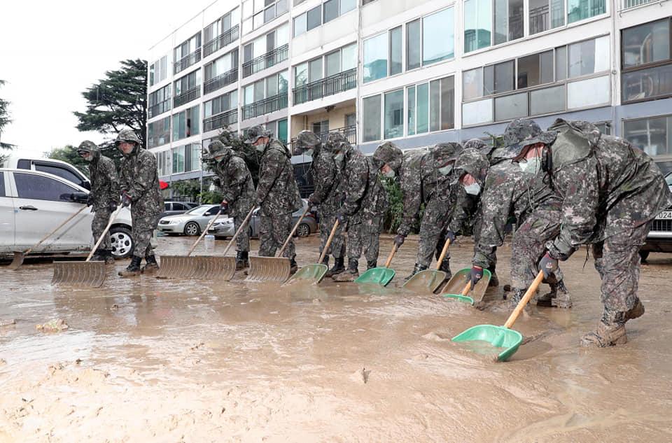 <p>육군32사단 서구대대 장병들이 지난달 31일 대전시 서구 정림동의 침수 피해 아파트단지에서 복구 작업을 하고 있다. <br></p>