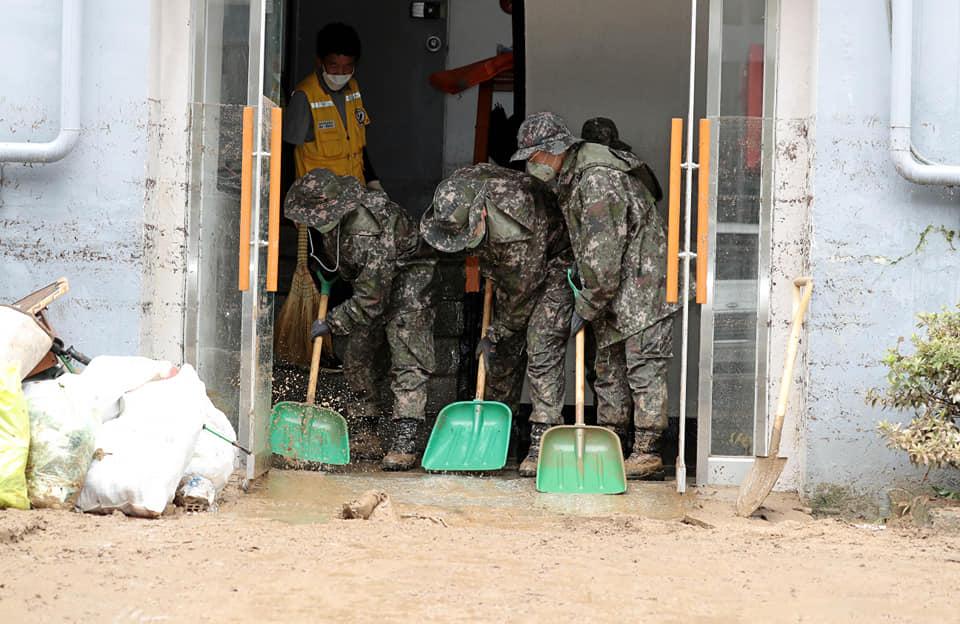 <p>육군32사단 서구대대 장병들이 지난달 31일 대전시 서구 정림동의 침수 피해 아파트단지에서 복구 작업을 하고 있다. <br></p>