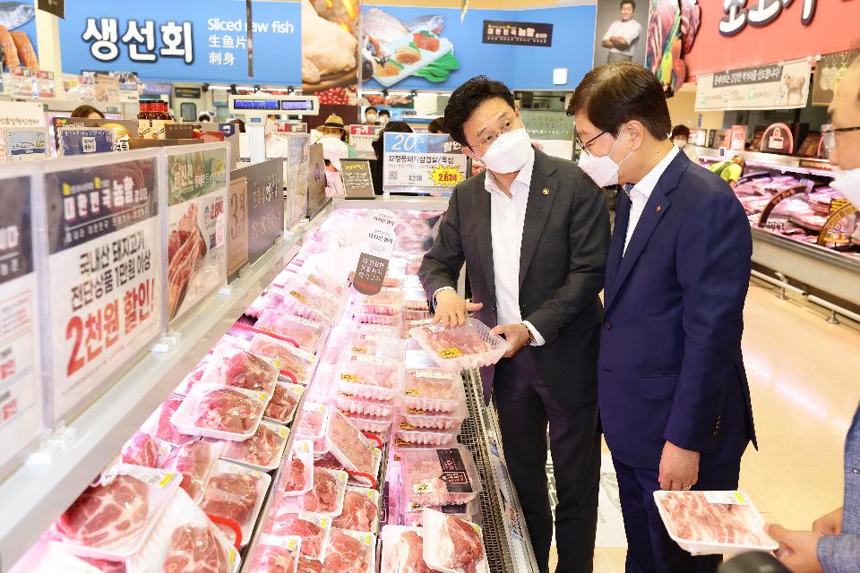 <p>농림축산식품부 이재욱 차관은 8월 6일 롯데마트 서울역점에서 열리고 있는 농축산물 소비촉진 현장을 방문하고 주요 농축산물의 수급 동향 및 물가를 점검하였다.<br></p>