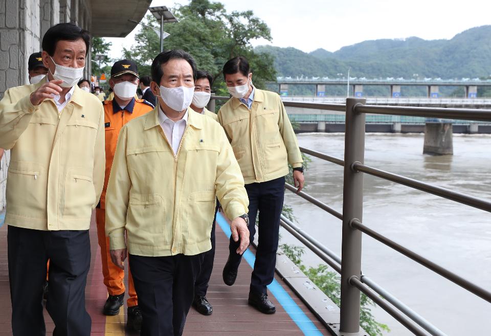 <p>정세균 국무총리가 6일 의암댐 하류인 강원 춘천시 남면 서천리 경강교를 찾아 인근 사고 현장을 점검하고 있다.</p>