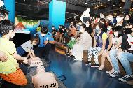 롯데월드 해양안전교실 ‘구명조끼 海주세요~’ 캠페인 사진 1