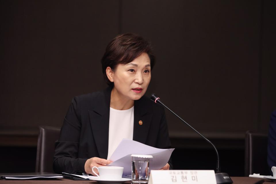 김현미 국토교통부 장관이 지난 7일 서울 중구 더플라자에서 열린 공공건축물 그린리모델링 총괄기획가 위촉식에서 발언하고 있다. 