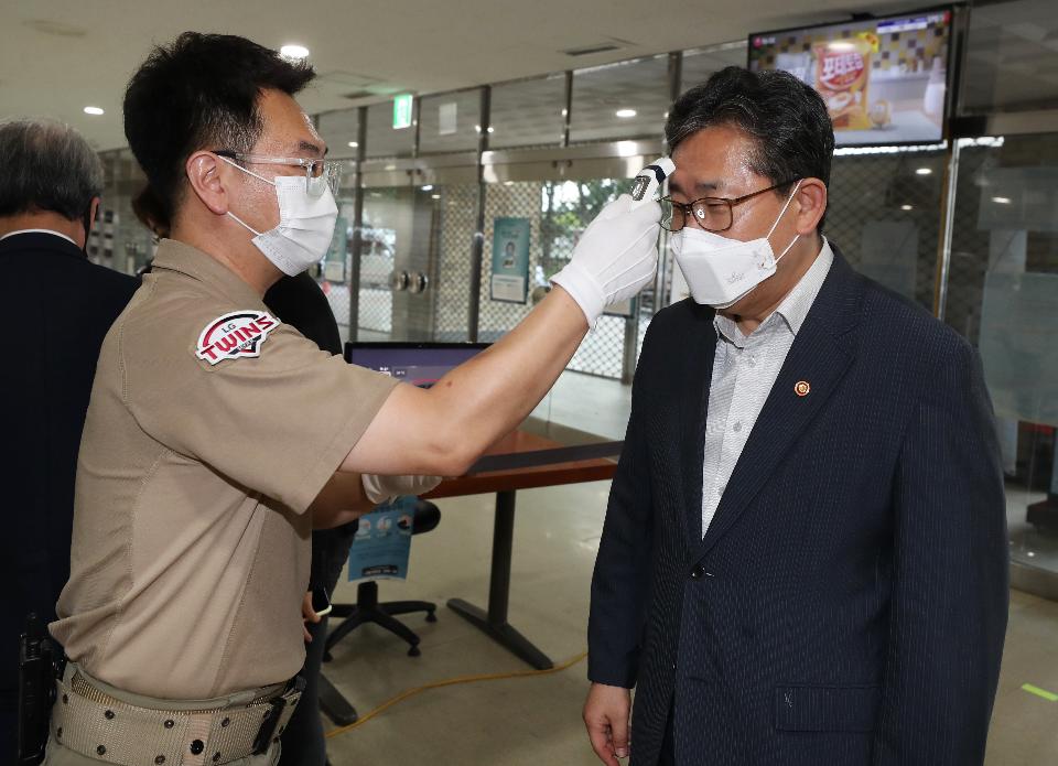 12일 오후 서울 송파구 잠실야구장에서 엘지트윈스 대 기아타이거스 프로야구 경기가 열려 야구팬들이 거리를 두고 경기를 보고 있다. 이날 박양우 문화체육관광부 장관이 철저한 방역관리 당부를 위해 잠실야구장을 찾아 방역 상황을 점검했다.