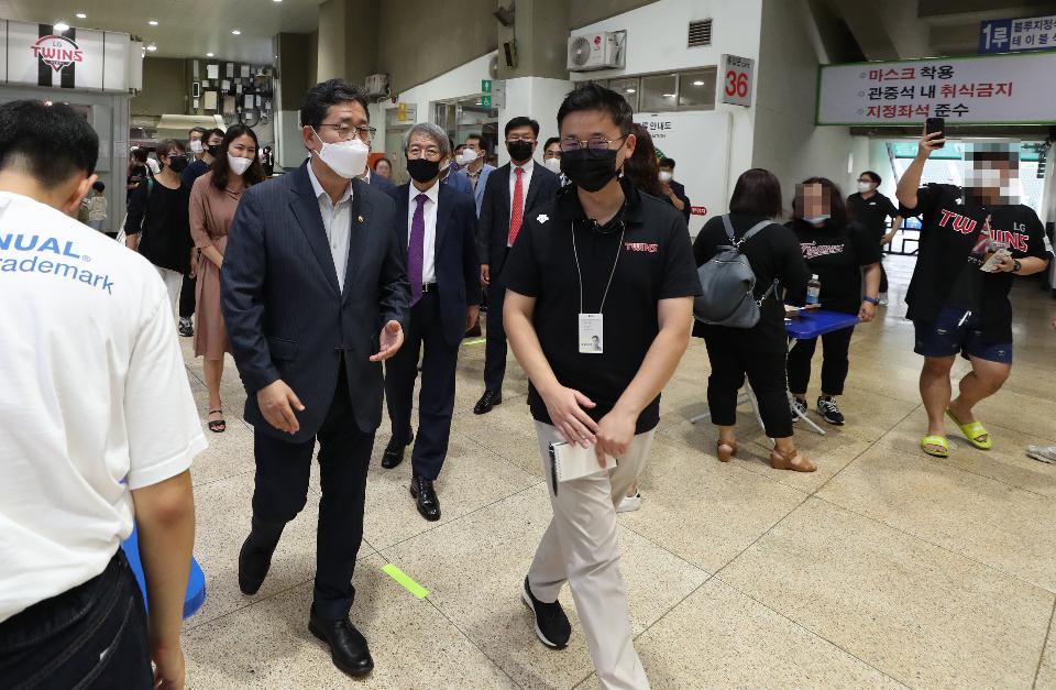 12일 오후 서울 송파구 잠실야구장에서 엘지트윈스 대 기아타이거스 프로야구 경기가 열려 야구팬들이 거리를 두고 경기를 보고 있다. 이날 박양우 문화체육관광부 장관이 철저한 방역관리 당부를 위해 잠실야구장을 찾아 방역 상황을 점검했다.