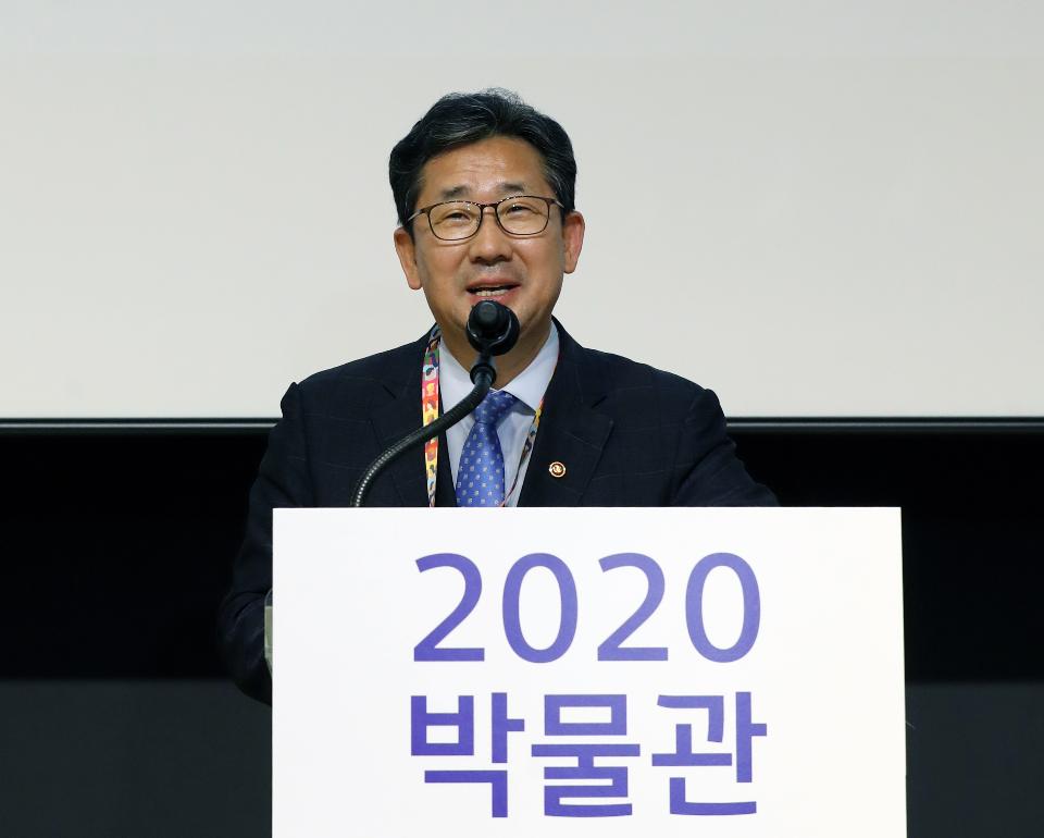 13일 오후 서울 종로구 대한민국역사박물관 로비에서 2020년 박물관미술관 주간 개막행사가 열려 박양우 문화체육관광부 장관 등 참석자들이 개막을 축하하는 기념촬영을 했다. 이날 광화문 양쪽 담에는 이이남, 장승효 작가의 작품인 ‘거리로 나온 뮤지엄’이 설치되어 시민들의 눈길을 끌었다. 