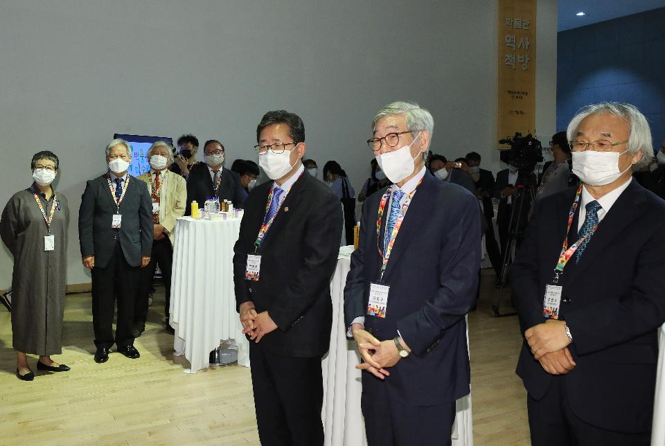 13일 오후 서울 종로구 대한민국역사박물관 로비에서 2020년 박물관미술관 주간 개막행사가 열려 박양우 문화체육관광부 장관 등 참석자들이 개막을 축하하는 기념촬영을 했다. 이날 광화문 양쪽 담에는 이이남, 장승효 작가의 작품인 ‘거리로 나온 뮤지엄’이 설치되어 시민들의 눈길을 끌었다. 