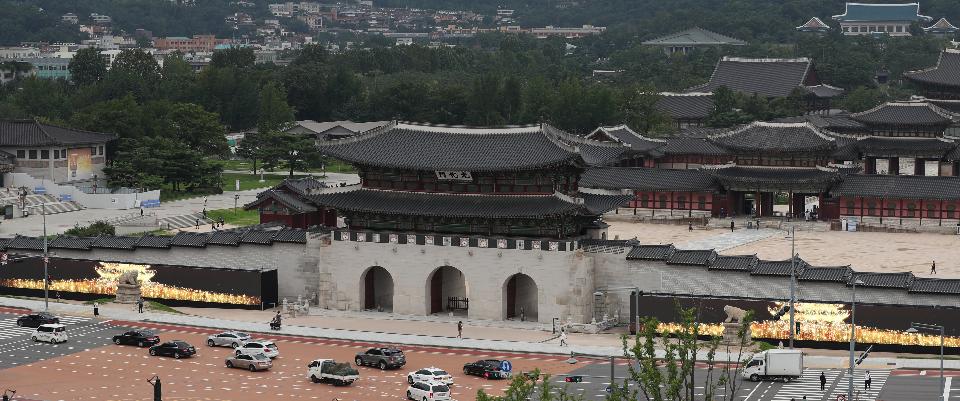 13일 오후 서울 종로구 대한민국역사박물관 로비에서 2020년 박물관미술관 주간 개막행사가 열려 박양우 문화체육관광부 장관 등 참석자들이 개막을 축하하는 기념촬영을 했다. 이날 광화문 양쪽 담에는 이이남, 장승효 작가의 작품인 ‘거리로 나온 뮤지엄’이 설치되어 시민들의 눈길을 끌었다. 