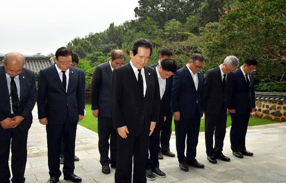 <p>정세균 국무총리가 14일 충남 홍성군에 있는 김좌진 장군 생가 및 한용운 선생 사당을 방문, 참배를 하고 있다.</p>