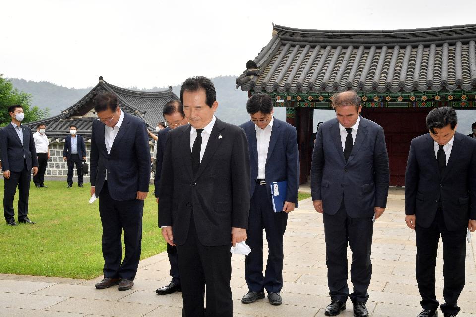 <p>정세균 국무총리가 14일 충남 홍성군에 있는 김좌진 장군 생가 및 한용운 선생 사당을 방문, 참배를 하고 있다.</p>