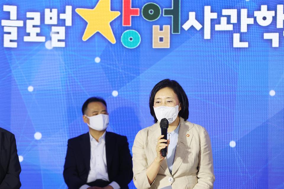 <p>박영선 중소벤처기업부 장관이 19일 서울 강남구에서 열린 글로벌창업사관학교 개교식에서 인사말을 하고 있다. <br>
글로벌창업사관학교는 올해 신설된 글로벌 AI 스타트업 집중 육성 프로그램이다. 운영하는 프로그램은 크게 교육, 보육, 네트워킹, 사업화 지원으로 나누어진다. <br></p>