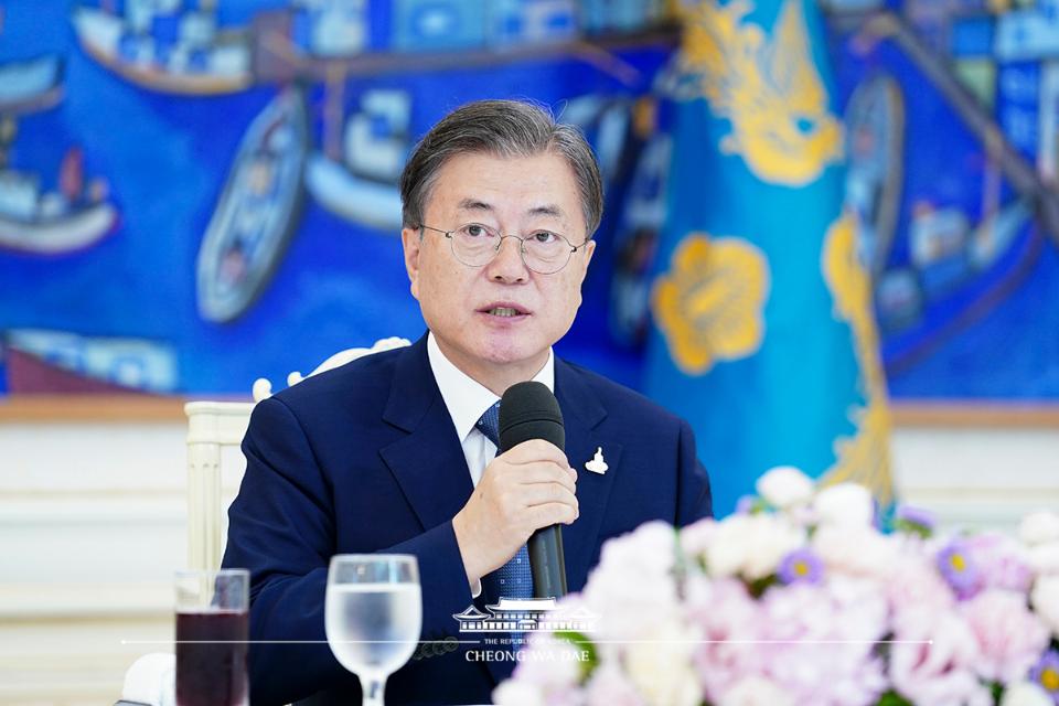 문재인 대통령이 20일 청와대 본관에서 한국 천주교 지도자들과 오찬 간담회를 갖고 있다. 