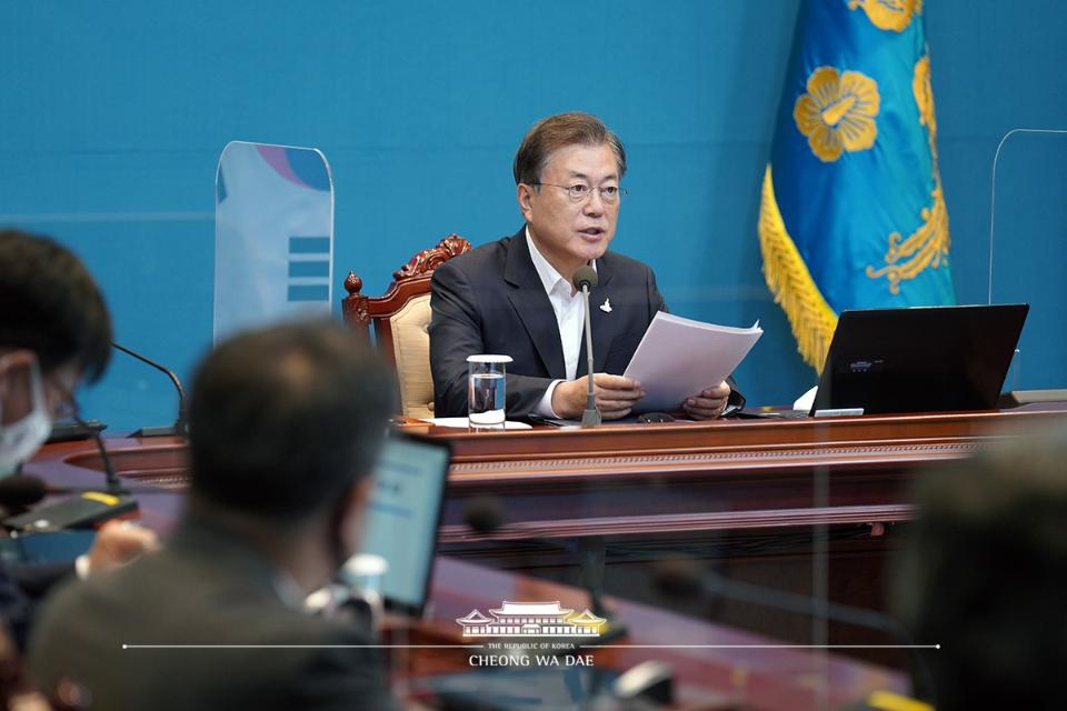 문재인 대통령이 24일 오후 청와대 여민관에서 수석·보좌관회의를 주재하고 있다. 