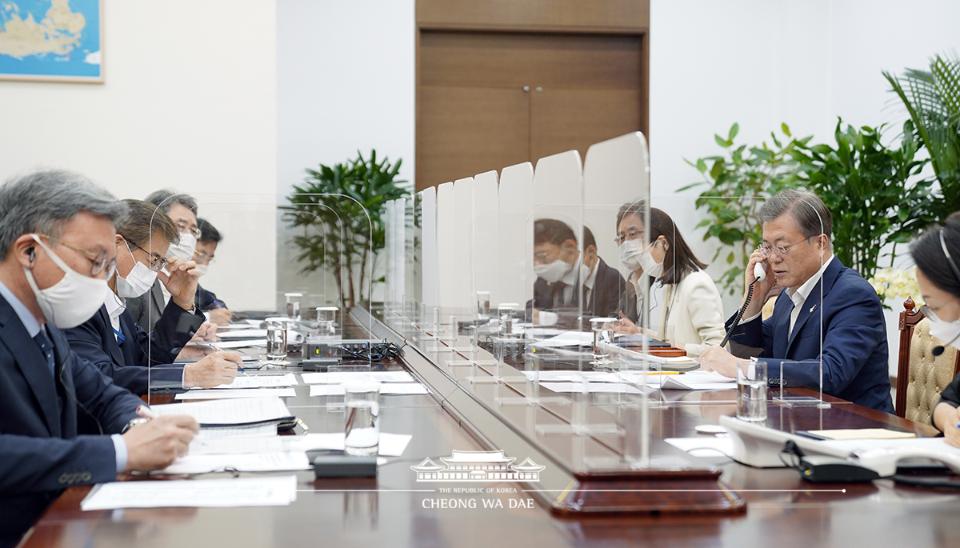 문재인 대통령이 28일 오후 청와대 여민관 소회의실에서 구르반굴리 베르디무하메도프 투르크메니스탄 대통령과 통화하고 있다.