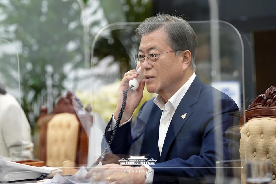 문재인 대통령이 28일 오후 청와대 여민관 소회의실에서 구르반굴리 베르디무하메도프 투르크메니스탄 대통령과 통화하고 있다.