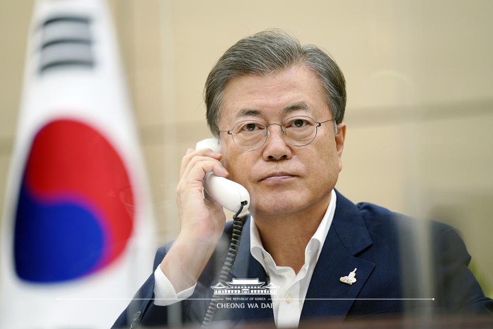 문재인 대통령이 28일 오후 청와대 여민관 소회의실에서 구르반굴리 베르디무하메도프 투르크메니스탄 대통령과 통화하고 있다.
