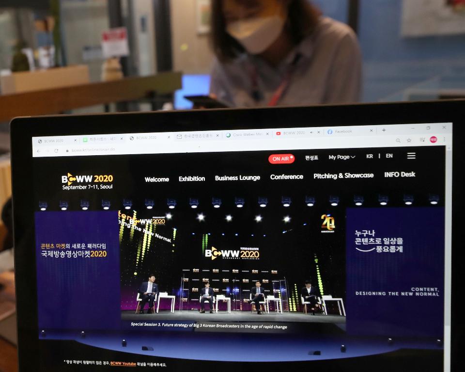 코로나19 확산 방지를 위해 2020년 국제방송영상마켓(BCWW)이 온라인으로 개최된 가운데 8일 서울 상암동 서울산업진흥원에서 컨퍼런스가 유튜브 생중계로 진행되고 있다. 