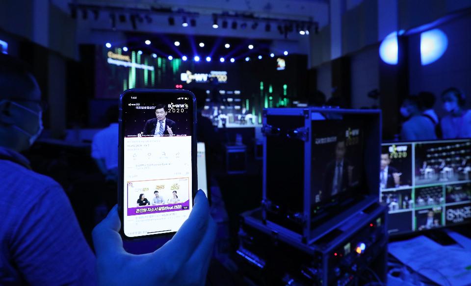 코로나19 확산 방지를 위해 2020년 국제방송영상마켓(BCWW)이 온라인으로 개최된 가운데 8일 서울 상암동 서울산업진흥원에서 컨퍼런스가 유튜브 생중계로 진행되고 있다. 