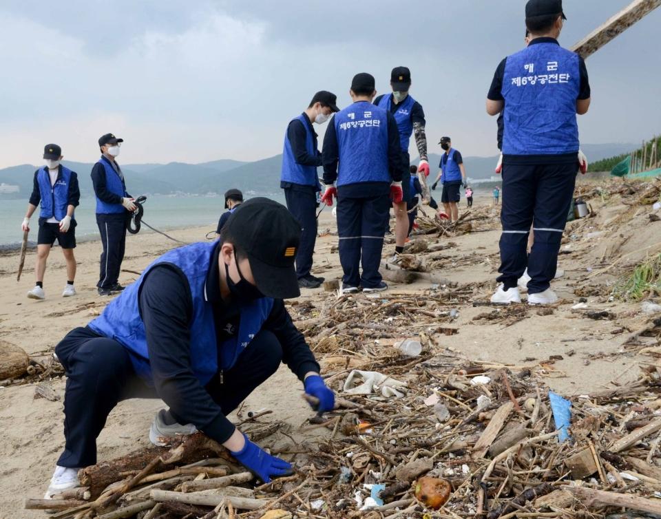 해군 6항공전단 장병 40여 명은 9일 포항시 남구 도구해변 일대에서 태풍이 몰고온 폭우와 강풍으로 생긴 해양쓰레기, 오폐물을 수거하는 해양환경 정화활동을 실시했다.