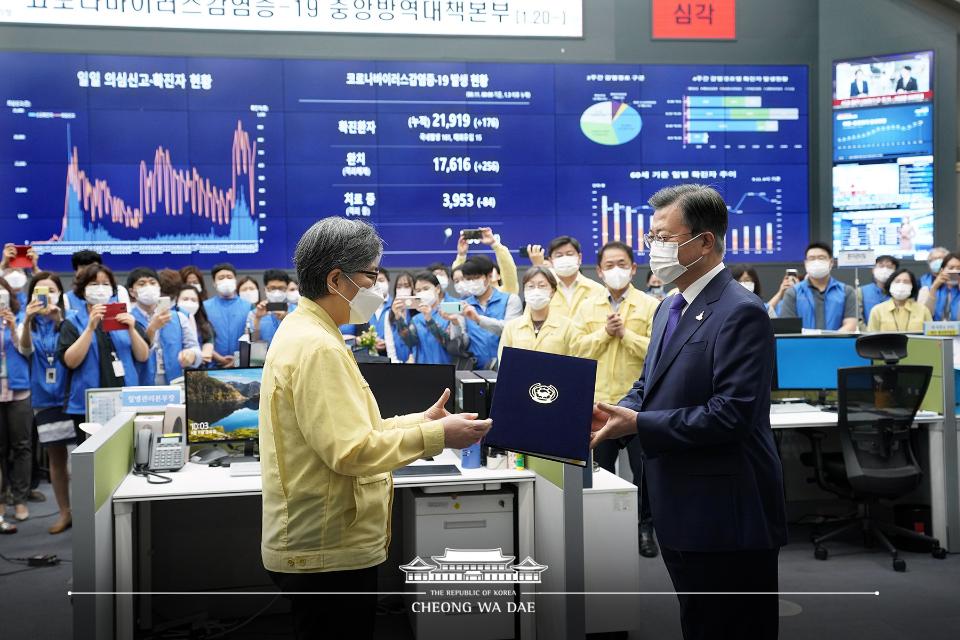 문재인 대통령이 11일 충북 청주 질병관리본부 긴급상황센터에서 정은경 초대 질병관리청장에게 임명장을 수여하고 있다.