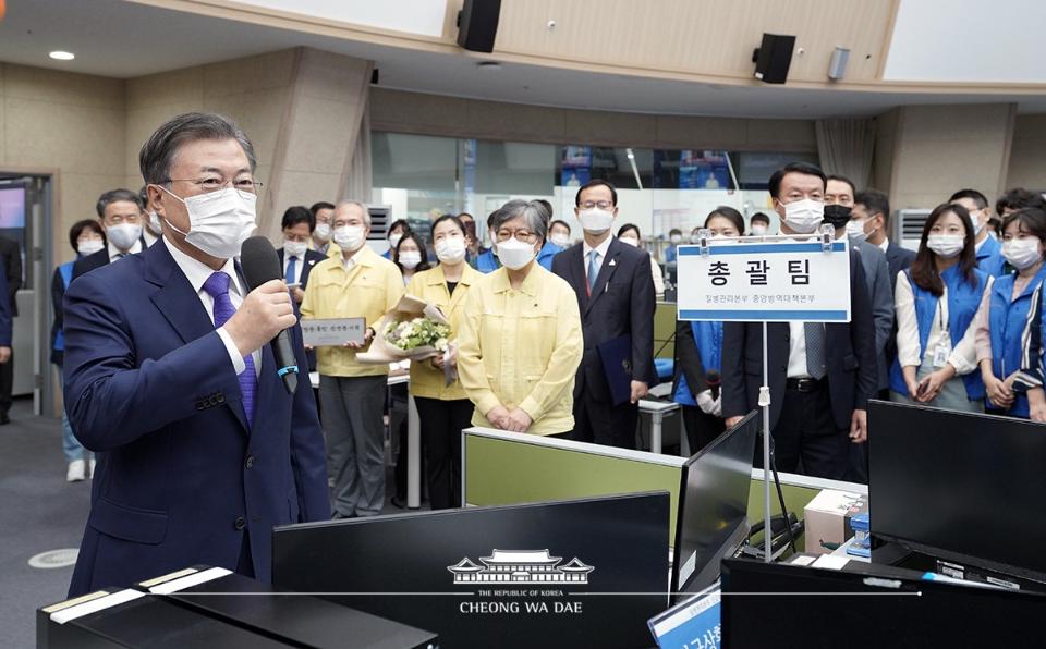 문재인 대통령이 11일 충북 청주 질병관리본부 긴급상황센터에서 열린 정은경 초대 질병관리청장 임명장 수여식에서 인사말을 하고 있다.