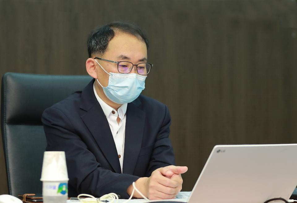 박동일 산업통상자원부 소재부품장비협력관은 2020. 9. 11(금) 14:00 서울 산업기술평가관리원 영상회의실에서 5개 권역별(수도권, 충청·강원권, 호남·제주권, 경북권, 경남권) 혁신랩 센터장과 참여기업 관계자 등 20여명이 참석한 가운데 ‘5개 권역별 소재·부품·장비 특화분야와 연계하여 5개 거점대학 중심으로 기술이전 방식의 연구개발과 기술자문, 대학 보유장비 지원 등 지역에 특성화된 서비스를 대학과 연계·지원하고, 지역에 소재한 소재·부품·장비 전문기업의 기술역량을 높이고 지역내 고급인재를 양성’하기 위해 열린 「소재·부품·장비 혁신랩 출범식」에 참석하여, 인사말을 한 후 권역별 혁신 Lab 사업 추진계획 소개와 소재·부품·장비 산업 발전을 위한 의견을 교환하였다.