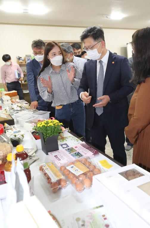 <p>김현수 농림축산식품부 장관이 17일 경북 문경시에서 청년여성농업인들과 농업·농촌 정착 활성화 간담회를 갖기 앞서 농업인들의 생산품을 살펴보고 있다.<br></p>