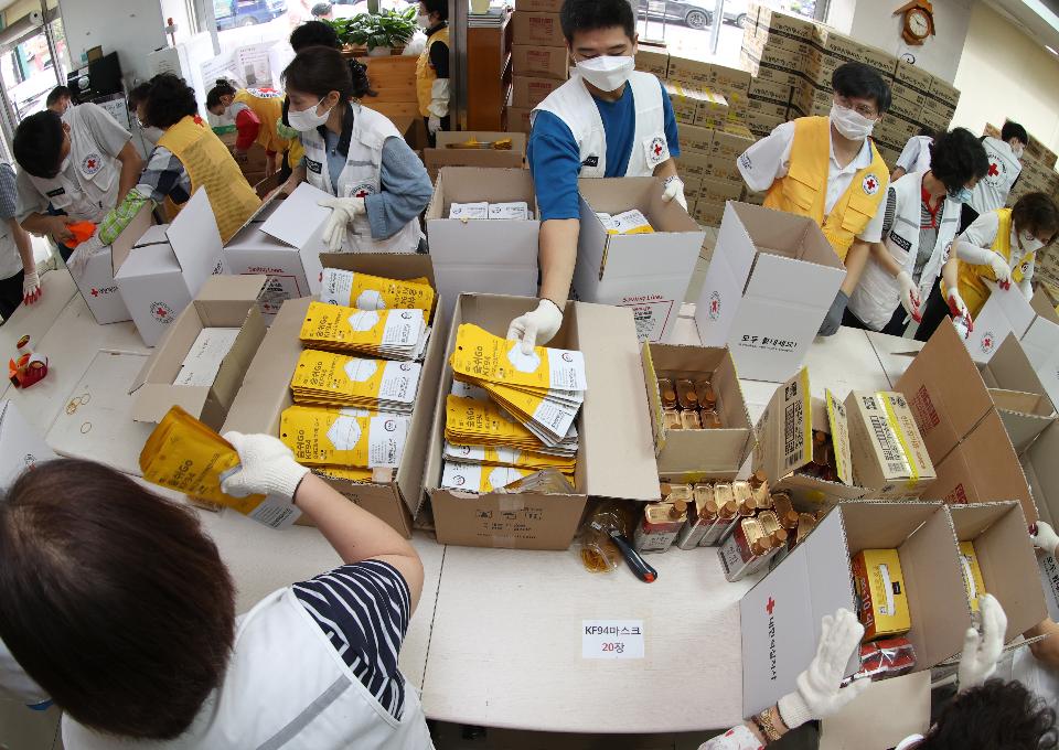 <p>17일 서울 성동구 대한적십자사 서울지사에서 적십자 직원 및 봉사원들이 전국 수해 가구에 전달할 추석구호세트 1,300여 개를 제작해 트럭에 싣고 있다. 구호세트는 마스크, 손소독제, 가공식품 등으로 구성되었다.</p>