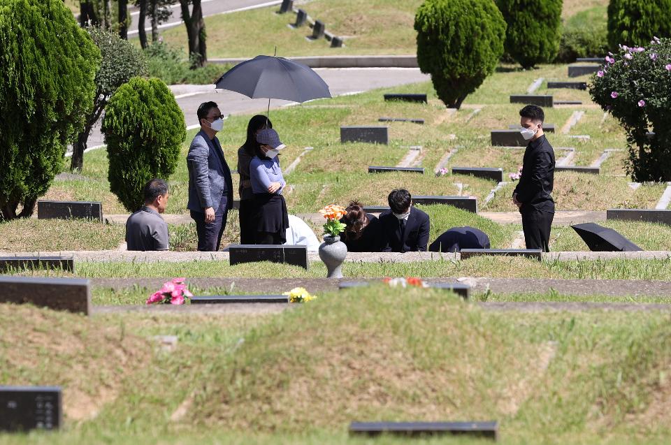 18일 경기도 파주시 서울시립공원묘지를 찾은 시민들이 추석을 10여 일 넘게 앞두고 미리 성묘를 하고 있다. 