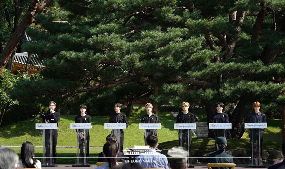 세계적인 보이그룹으로 성정한 방탄소년단(BTS)이 19일 오전 청와대 녹지원에서 열린 제1회 청년의 날 기념식에서 청년대표 연설을 하고 있다.
