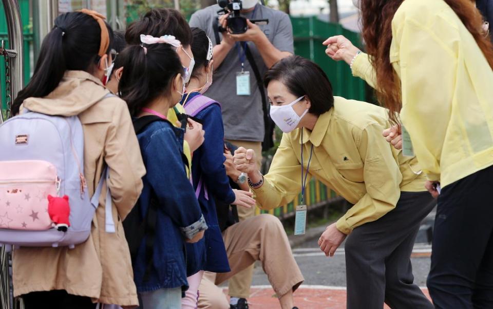 <p>유은혜 사회부총리 겸 교육부장관은 9월 21일(월) 서울한산초등학교를 방문하여 등교를 재개하는 학교의 수업 진행 상황을 확인하고 현장의 의견을 청취하였다.<br></p>