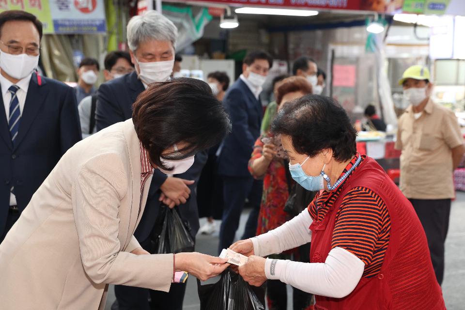 지난 21일 박영선 중소벤처기업부 장관은 양천구 소재 신영시장을 방문해 추석맞이 장보기를 하며 상인들의 애로사항을 청취했다.
