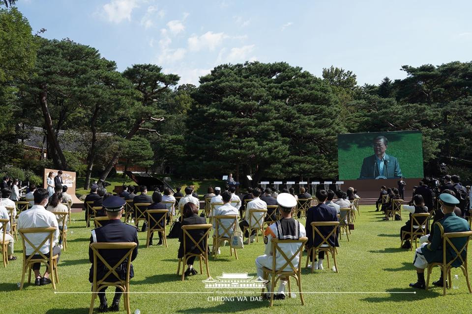 문재인 대통령이 19일 오전 청와대 녹지원에서 열린 제1회 청년의 날 기념식에서 기념사를 하고 있다.