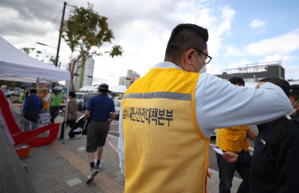 24일 경기도 성남시 모란민속5일장 장터가 열려 추석을 앞두고 시민들이 장을 보고 있다. 이날 코로나19 확산 방지를 위해 성남시 재난안전대책본부 직원들이 나와 시장으로 입장하는 시민들의 열 체크 및 연락처 작성을 도왔다.