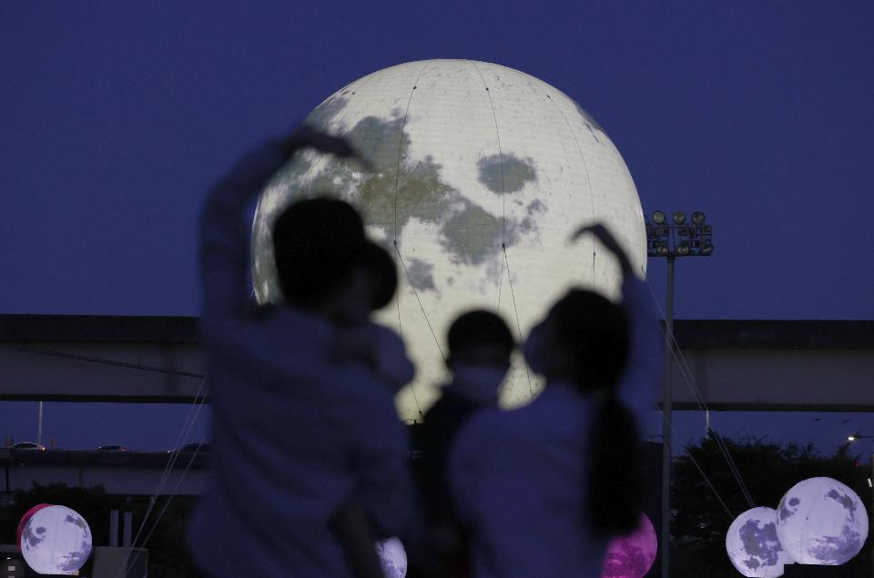 서울 성동구가 추석을 앞두고 살곶이체육공원에 희망의 메시지를 전달하기 위해 ‘희망의 달’을 설치해 공원을 지나는 시민들이 보고 있다.