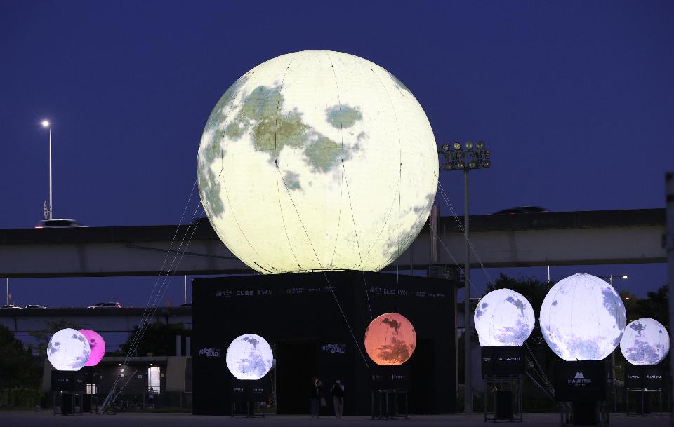 서울 성동구가 추석을 앞두고 살곶이체육공원에 희망의 메시지를 전달하기 위해 ‘희망의 달’을 설치해 공원을 지나는 시민들이 보고 있다.