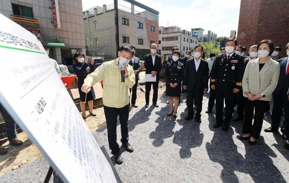 25일 오전 대전 탄방초등학교에서 열린 어린이 교통안전 슬로건 선포식 및 사회공헌활동 협약식에서 유은혜 사회부총리 겸 교육부장관과 진영 행정안전부 장관 등 참석자들이 통학로 공사 현장을 점검하고 있다. 