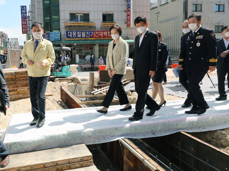 25일 오전 대전 탄방초등학교에서 열린 어린이 교통안전 슬로건 선포식 및 사회공헌활동 협약식에서 유은혜 사회부총리 겸 교육부장관과 진영 행정안전부 장관 등 참석자들이 통학로 공사 현장을 점검하고 있다. 