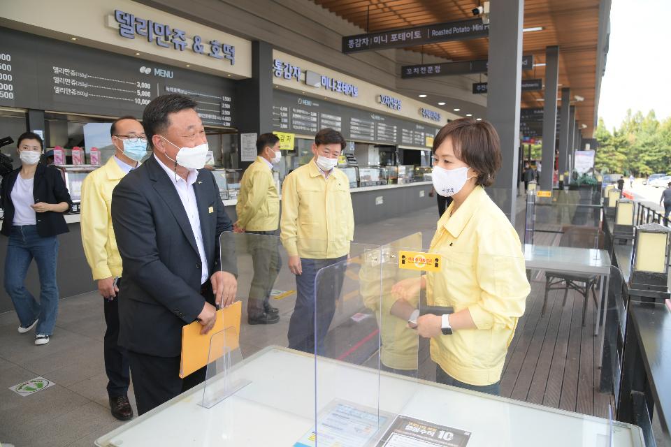 <p>이의경 처장이 28일 부산방향 고속도로 하행선 죽암휴게소를 방문하여 현장의 애로사항 등을 청취하고 방역관리 현장을 살펴보고 있다.<br></p>