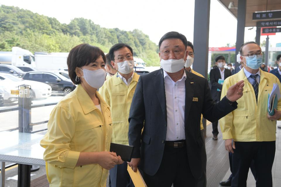 <p>이의경 처장이 28일 부산방향 고속도로 하행선 죽암휴게소를 방문하여 현장의 애로사항 등을 청취하고 방역관리 현장을 살펴보고 있다.<br></p>