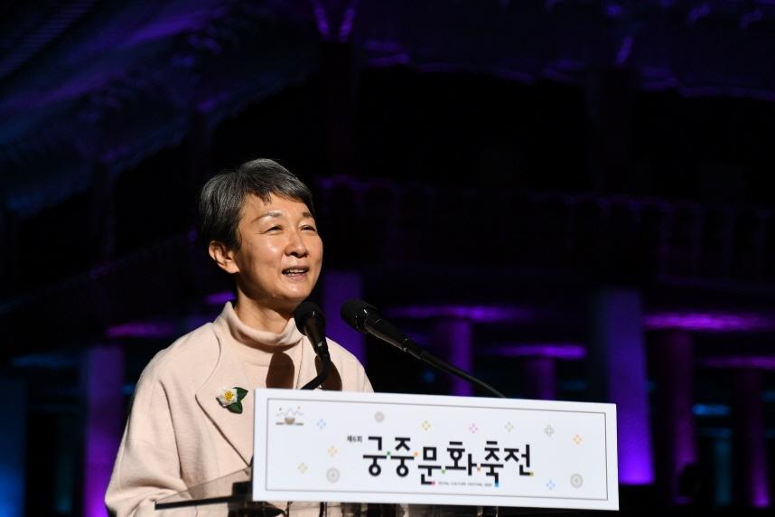문화재청 궁능유적본부(본부장 나명하)가 주최하고, 한국문화재재단(이사장 진옥섭)이 주관하는 대표적인 궁궐 활용 축제인 궁중문화축전이 개최 6년 만에 처음으로 이번에는 봄이 아닌 가을(10.10~11.8)에 4대궁(경복궁, 창덕궁, 덕수궁, 창경궁)과 종묘에서 열린다.

매해 아름다운 꽃으로 가득한 봄 궁궐에서 열리던 이전의 궁중문화축전과 달리, 무르익은 단풍의 고즈넉한 가을 궁궐 현장의 행사들과 코로나19의 영향으로 대폭 확대된 온라인 행사들이 같이 준비된 것이 특징이다.

